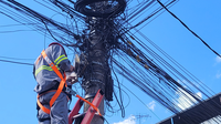 Agora é Lei: Cemig e empresas de telecomunicação poderão ser multadas por fios inutilizados ou desorganizados nos postes.