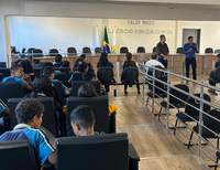 Alunos da Escola Fortunata Junqueira visitam a Câmara para aprender sobre a organização da cidade