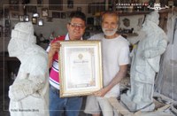Antônio Eládio entrega Diploma de Honra ao Mérito ao escultor Raul Amarantes