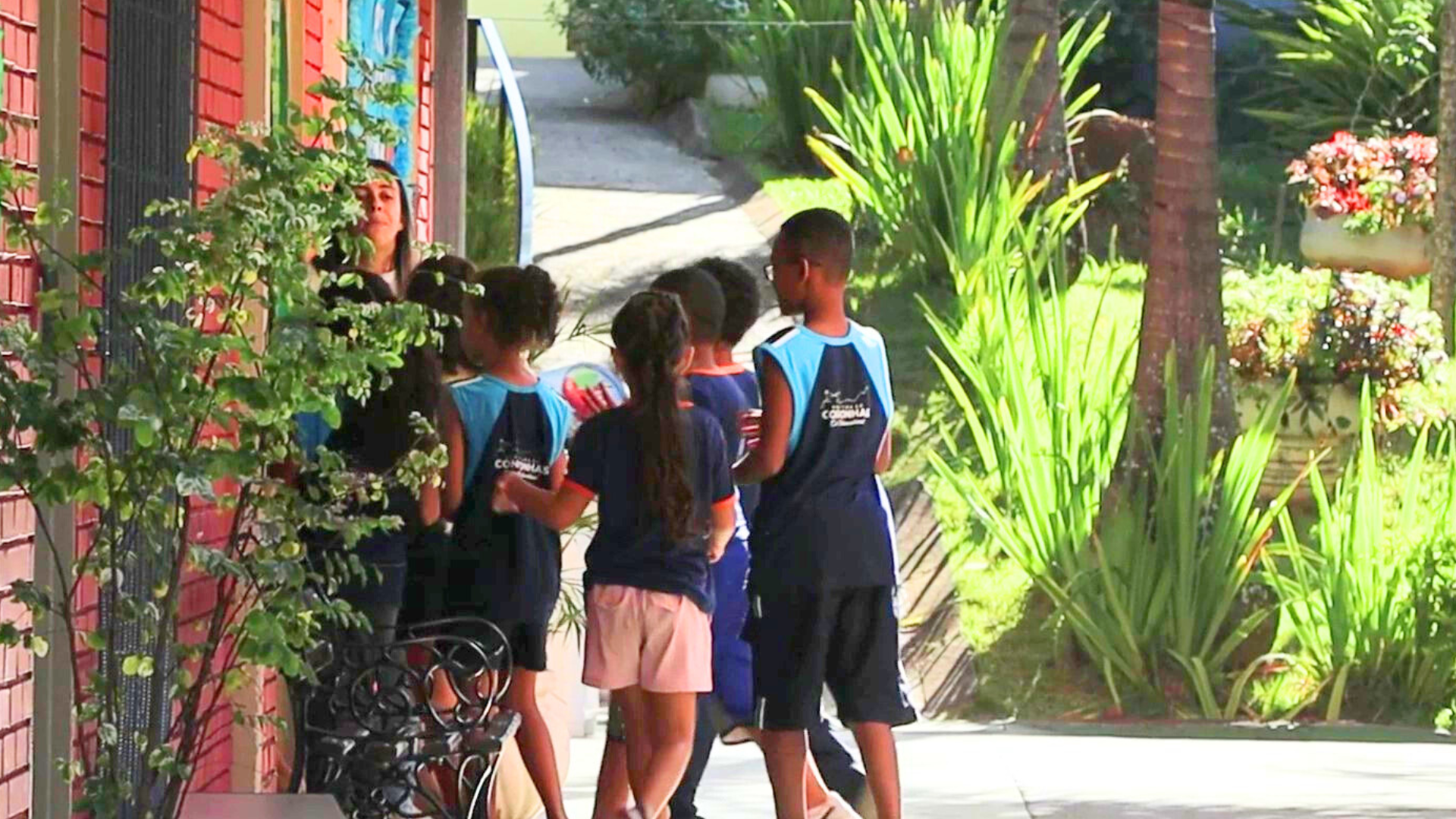 Câmara aprova proposta que proíbe músicas que incentivem violência contra mulheres em escolas e eventos públicos.