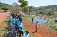 Crianças do Projeto Roda Moinho visitam o aterro sanitário regional