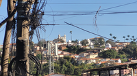 É LEI EM CONGONHAS: Norma municipal obriga a retirada de fios inutilizados e organização de cabos em postes