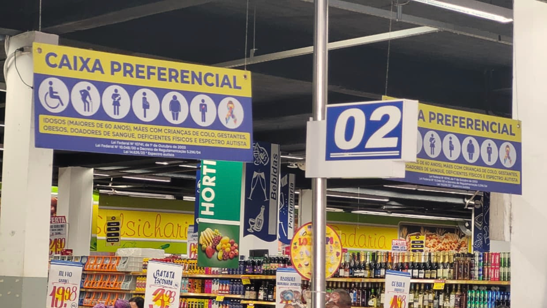 Estabelecimentos públicos e privados devem identificar filas preferenciais para autistas