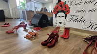 Sapatos vermelhos diante do plenário chamam atenção para o feminicídio: 1.568 mulheres foram mortas no Brasil em 2025.