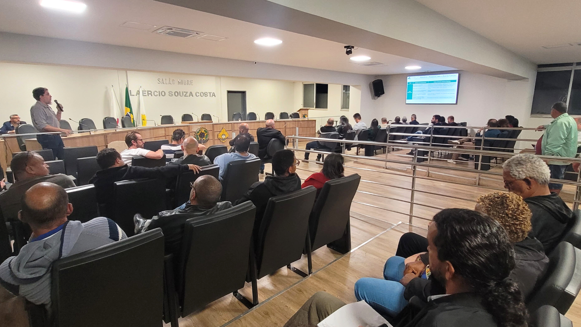 Vereadores e população debatem transporte coletivo em Audiência Pública. Nova concessão está em planejamento.